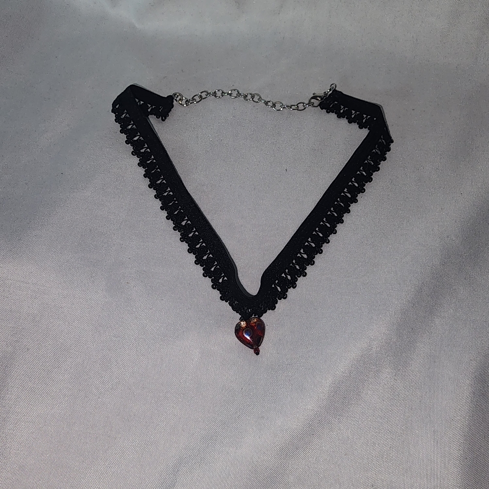 Elegant Black Choker Necklace with Heart Pendant - Picture 3 of 7